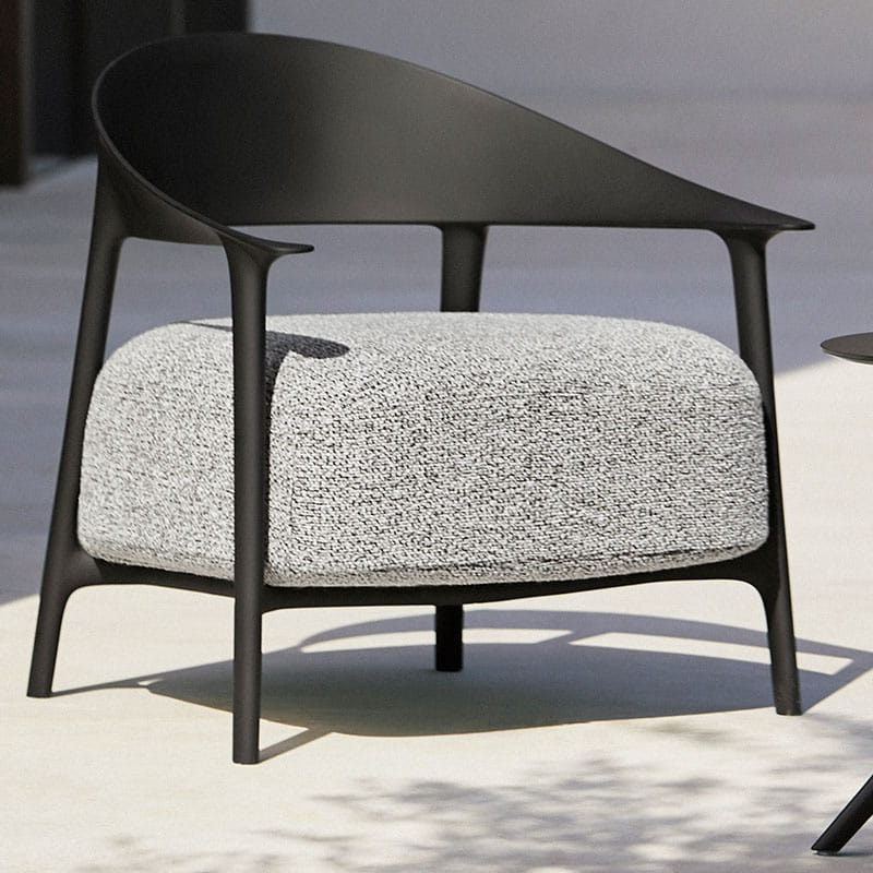 Fotel Vondom Africa Lounge z czarną konstrukcją i szarą tapicerką
