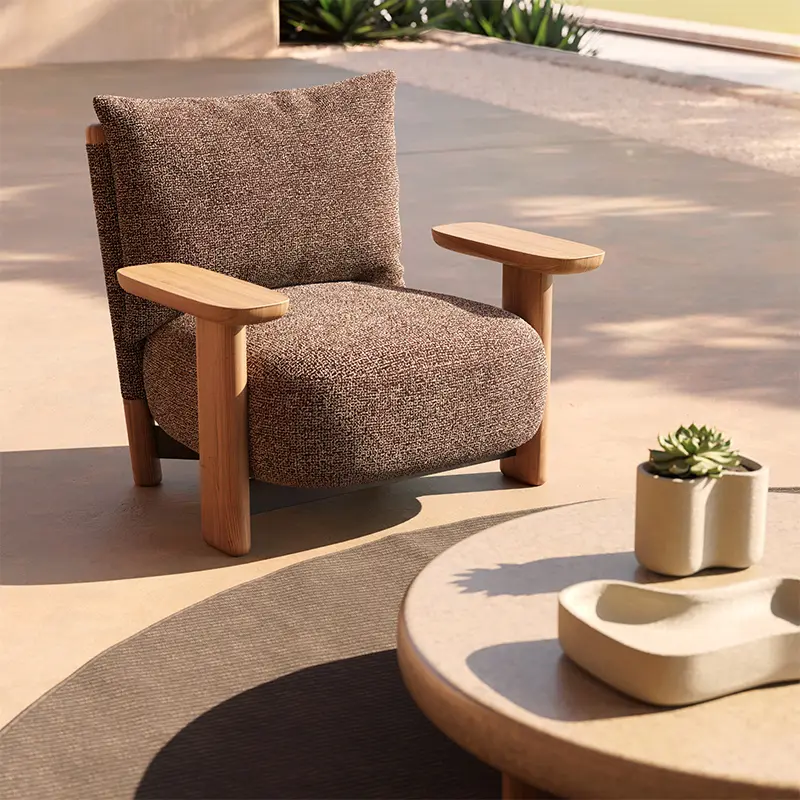 Fotel Vondom Milos Wood Lounge w brązowej tkaninie na słonecznym tarasie