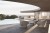 Sofa i fotele Vondom Luna nad basenem pod okrągłym zadaszeniem