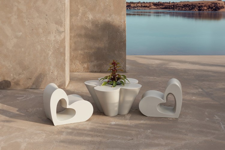 donica-agatha-vondom-Vondom-Agatha-Ruiz-de-la-Prada-outdoor-furniture.jpg