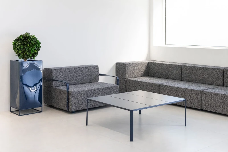 Sofa i fotel Vondom Tablet z donicą w jasnym wnętrzu
