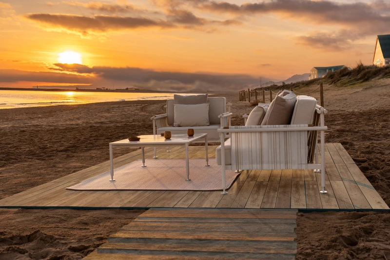 Fotele Vondom Hamptons na drewnianym tarasie o zachodzie słońca