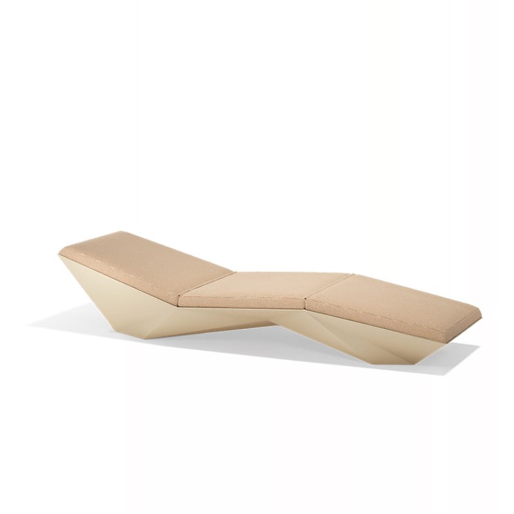 leżak-faz-Vondom-Faz-sun-lounger-Ramon-Esteve-1.jpg