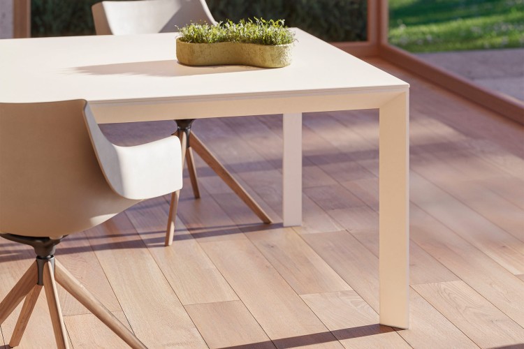 krzesło-manta-Vondom-Manta-swivel-wooden-armchair-Eugeni-Quitllet-4.jpg