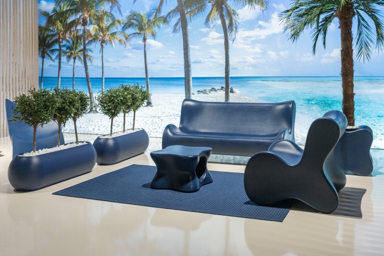 sofa-pal-Vondom-Pal-outdoor-sofa-Karim-Rashid-3.jpg