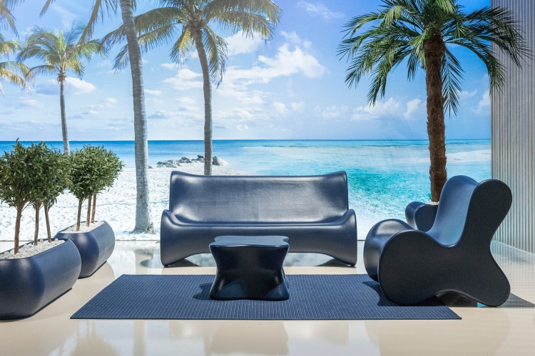 sofa-pal-Vondom-Pal-outdoor-sofa-Karim-Rashid-2.jpg