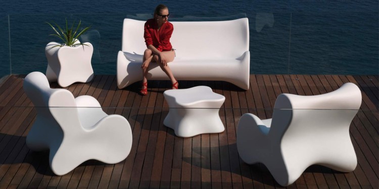 sofa-pal-Vondom-Pal-outdoor-sofa-Karim-Rashid-1.jpg