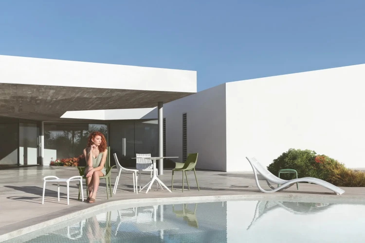 Białe leżaki Vondom Ibiza przy basenie nowoczesnej willi