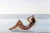 Kobieta na leżaku Vondom Ibiza przy krawędzi basenu infinity