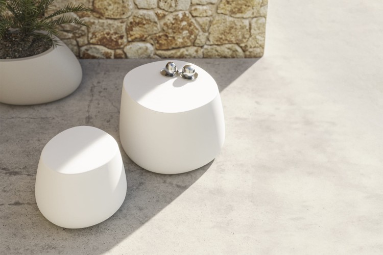 Vondom-Stone-stool-table-Stefano-Giovannoni-Elisa-Gargan-2.jpg