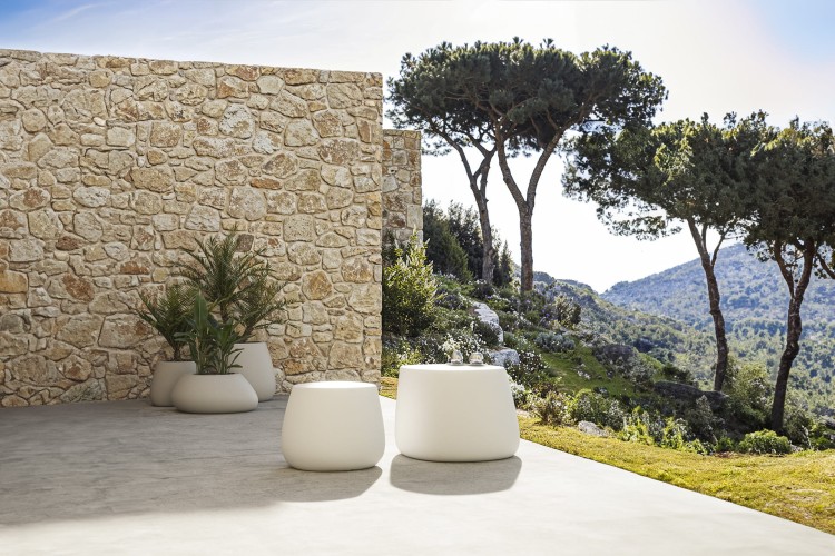 Vondom-Stone-stool-table-Stefano-Giovannoni-Elisa-Gargan-1.jpg