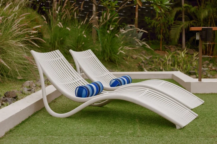 Dwa leżaki Vondom Ibiza z poduszkami na trawniku