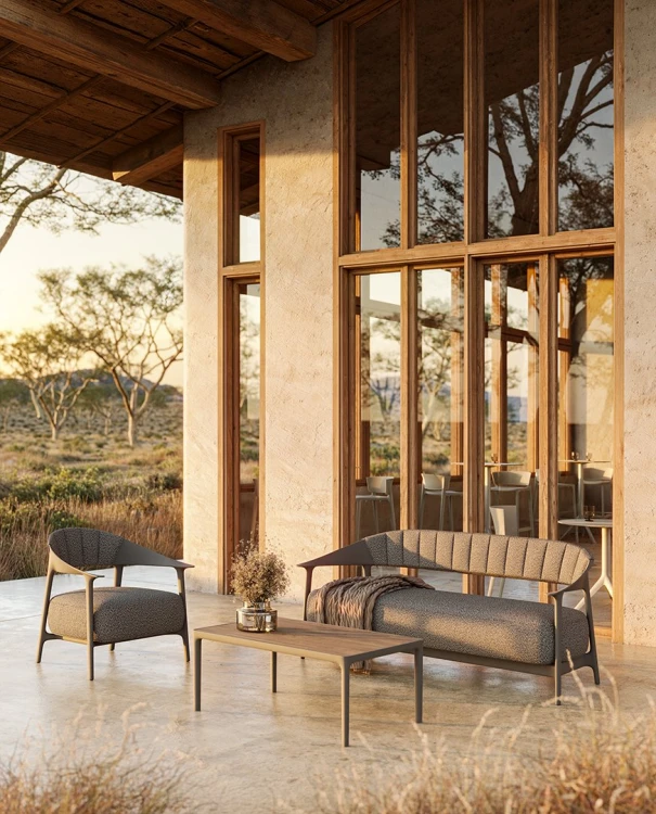 Fotele i sofa Vondom Africa na tarasie domu z drewnianymi okiennicami
