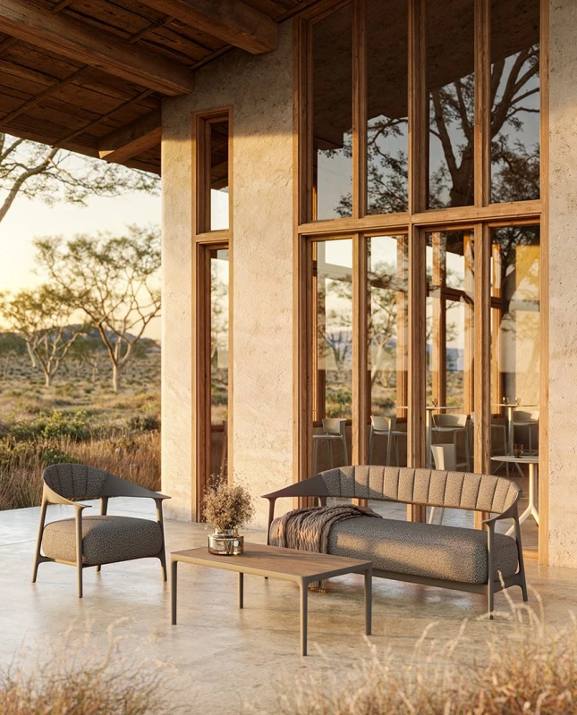 Fotele i sofa Vondom Africa na tarasie domu z drewnianymi okiennicami