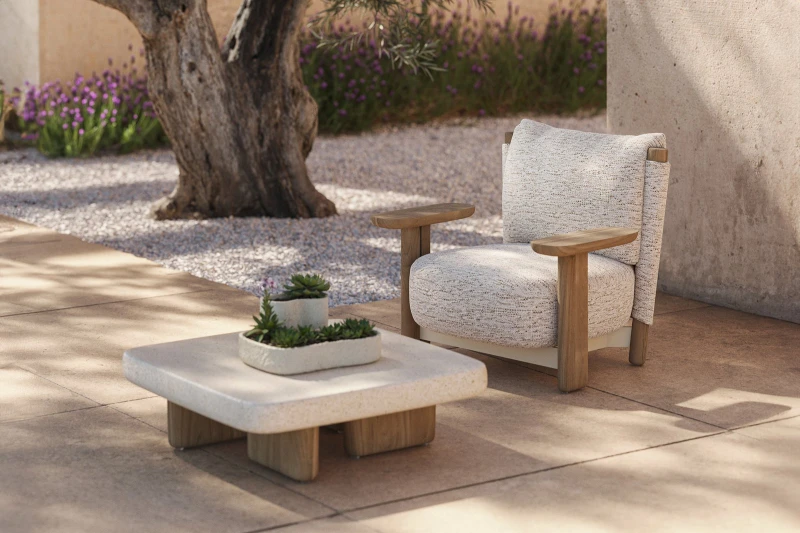 Fotel Vondom Milos Wood Lounge i betonowy stolik Milos w cieniu drzewa
