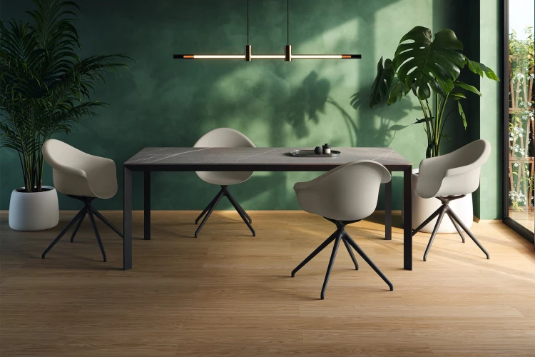 Krzesło obrotowe Incasso na drewnianych nogach Vondom w aranżacji producenta