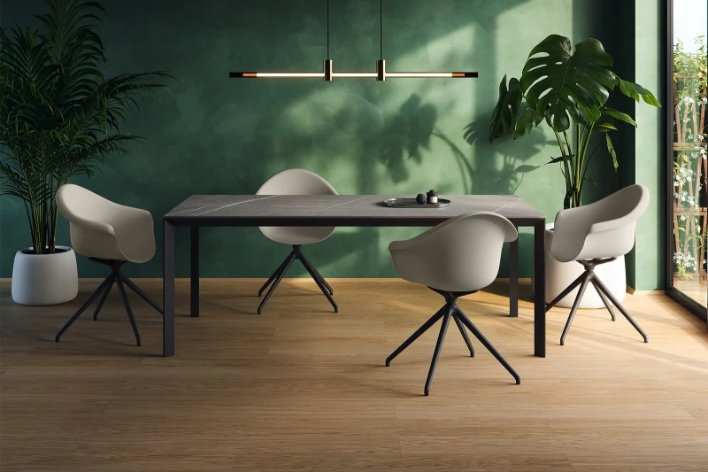 Krzesło obrotowe Incasso na drewnianych nogach Vondom w aranżacji producenta