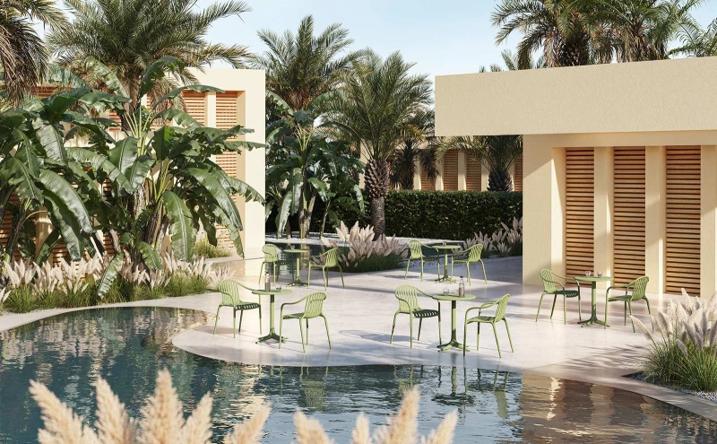 Krzesła i stoliki Vondom Palm w hotelowym patio przy basenie