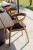 Krzesła Gescova Jakarta przy drewnianym stole na tarasie