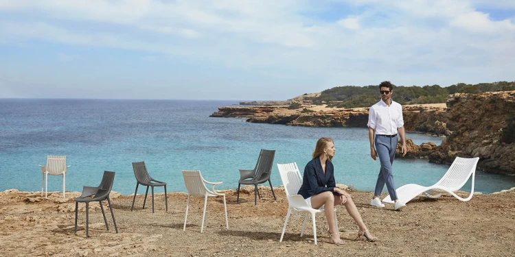 Krzesła i leżak Vondom Ibiza na skalistym wybrzeżu Morza Śródziemnego