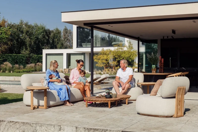 Sofa, fotele i stoliki Gescova Ruby na tarasie przed nowoczesnym domem