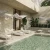Leżaki Vondom Africa pod parasolami przy basenie w patio