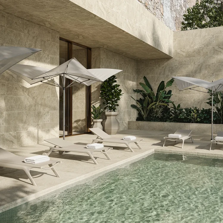 Leżaki Vondom Africa pod parasolami przy basenie w patio