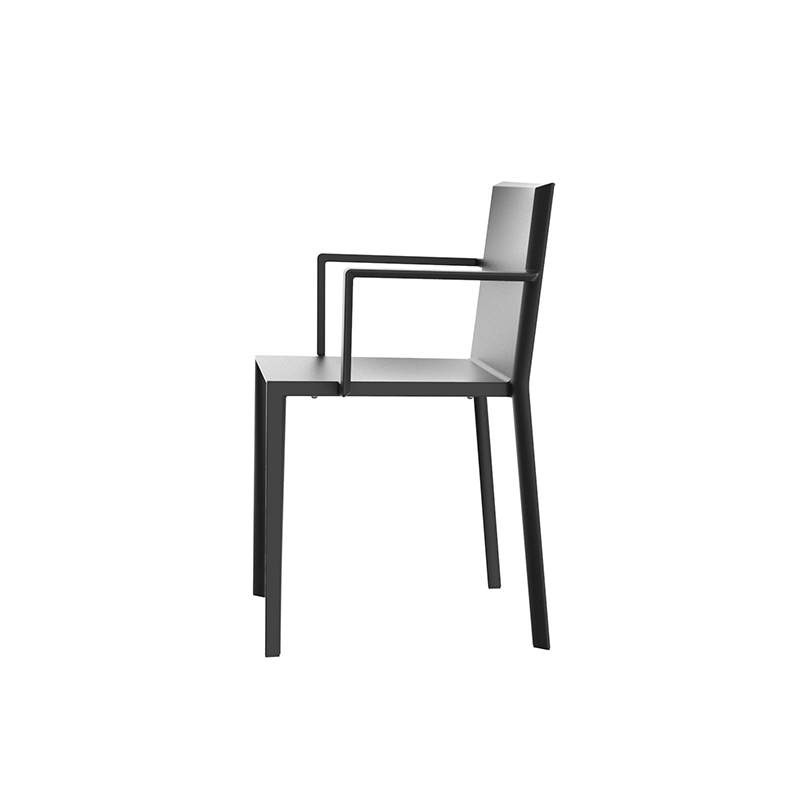 Nowoczesne fotele ogrodowe Vondom Quartz z wygodnymi podłokietnikami przy stole obiadowym.