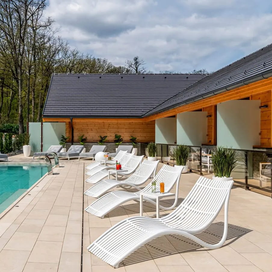 Białe leżaki Vondom Ibiza wzdłuż hotelowego basenu